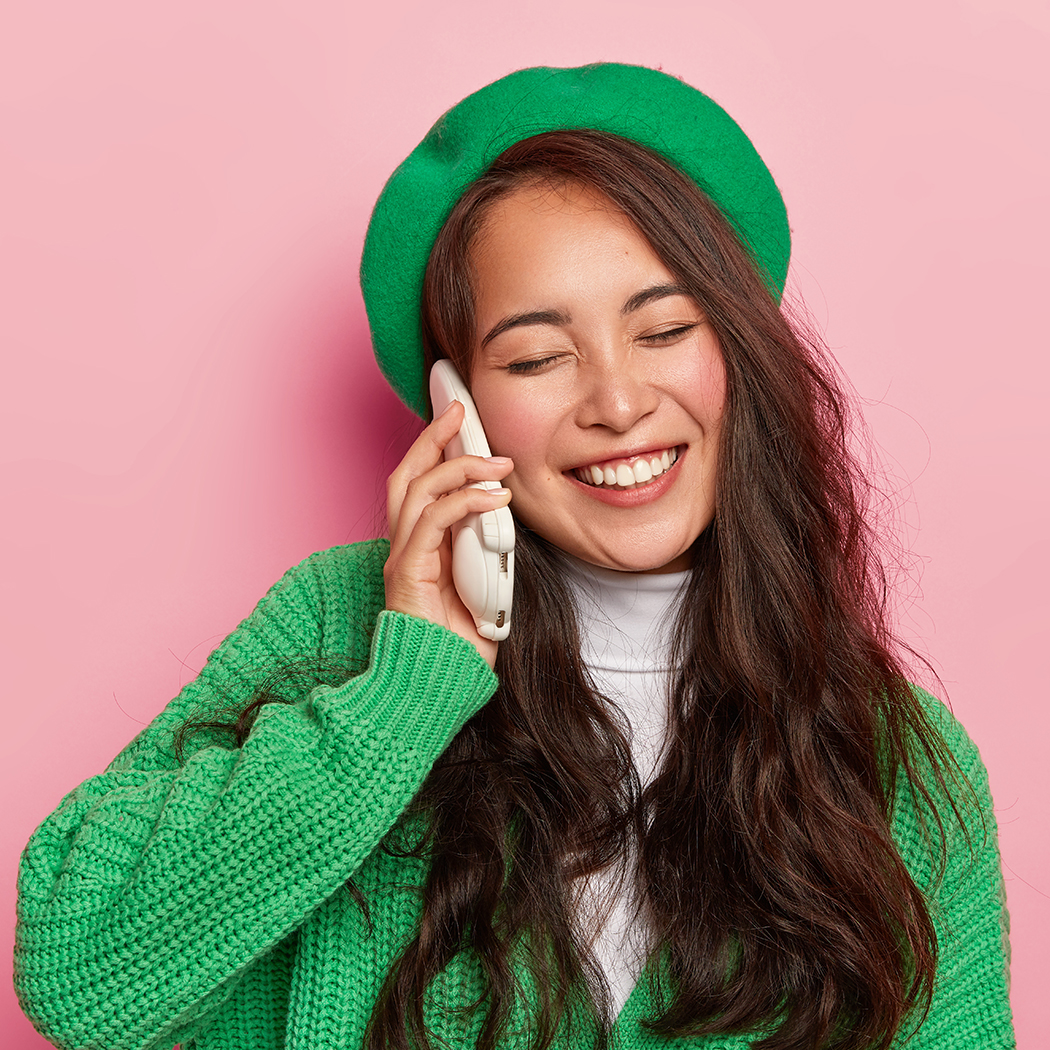 Trawiasta zieleń to kolor tegorocznej zimy. Jak stylizować ubrania i dodatki w tym odcieniu?